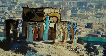 Σαμσιά Χασσανί: Νεαρή με μαντήλα η πρώτη γυναίκα που κάνει γκράφιτι στο Αφγανιστάν [εικόνες] | iefimerida.gr 17