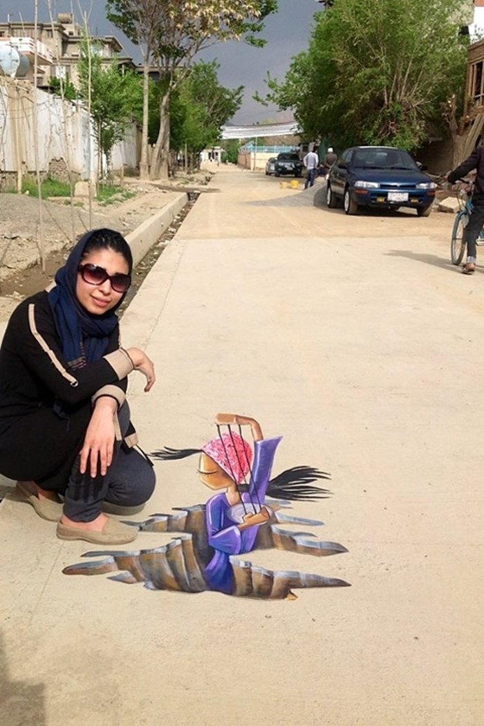 Σαμσιά Χασσανί: Νεαρή με μαντήλα η πρώτη γυναίκα που κάνει γκράφιτι στο Αφγανιστάν [εικόνες] | iefimerida.gr 8