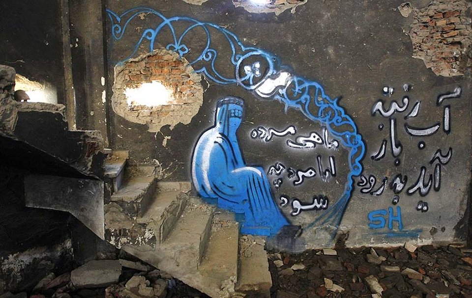 Σαμσιά Χασσανί: Νεαρή με μαντήλα η πρώτη γυναίκα που κάνει γκράφιτι στο Αφγανιστάν [εικόνες] | iefimerida.gr 16