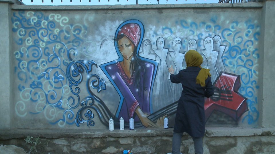 Σαμσιά Χασσανί: Νεαρή με μαντήλα η πρώτη γυναίκα που κάνει γκράφιτι στο Αφγανιστάν [εικόνες] | iefimerida.gr 2