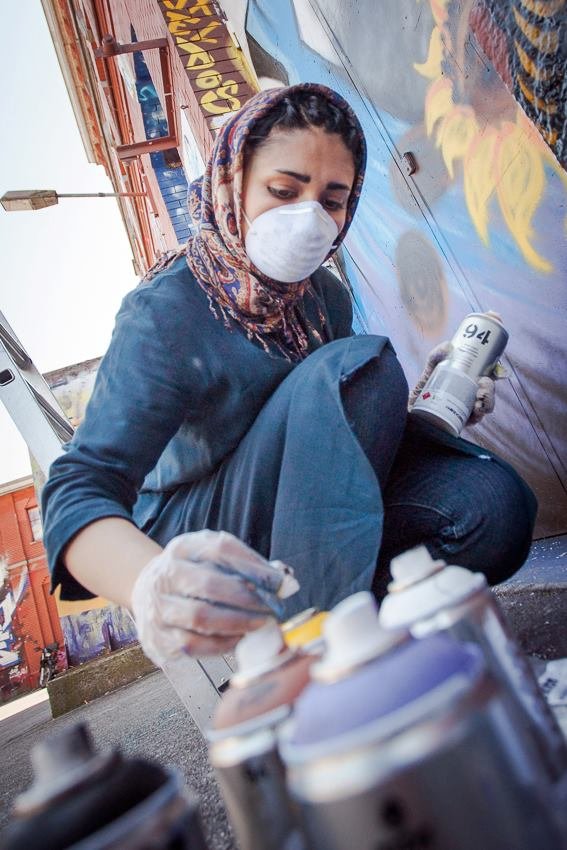 Σαμσιά Χασσανί: Νεαρή με μαντήλα η πρώτη γυναίκα που κάνει γκράφιτι στο Αφγανιστάν [εικόνες] | iefimerida.gr 13
