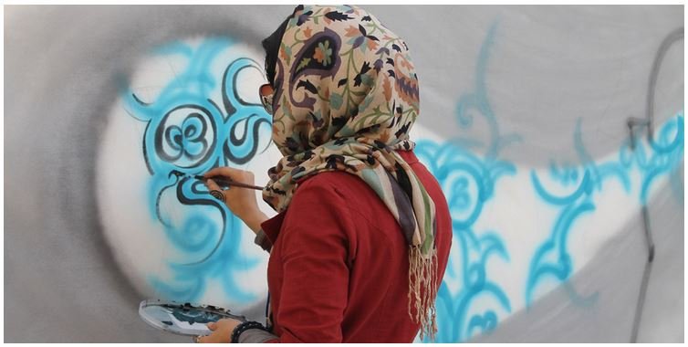 Σαμσιά Χασσανί: Νεαρή με μαντήλα η πρώτη γυναίκα που κάνει γκράφιτι στο Αφγανιστάν [εικόνες] | iefimerida.gr 4