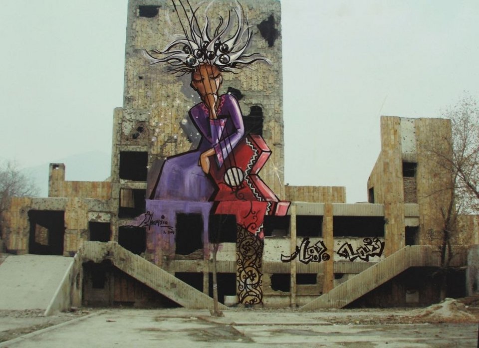 Σαμσιά Χασσανί: Νεαρή με μαντήλα η πρώτη γυναίκα που κάνει γκράφιτι στο Αφγανιστάν [εικόνες] | iefimerida.gr 6