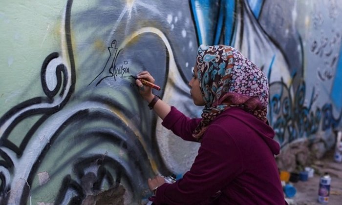 Σαμσιά Χασσανί: Νεαρή με μαντήλα η πρώτη γυναίκα που κάνει γκράφιτι στο Αφγανιστάν [εικόνες] | iefimerida.gr 0