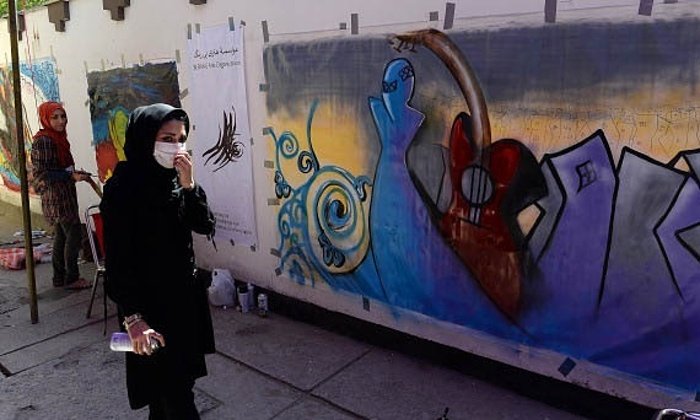 Σαμσιά Χασσανί: Νεαρή με μαντήλα η πρώτη γυναίκα που κάνει γκράφιτι στο Αφγανιστάν [εικόνες] | iefimerida.gr 10