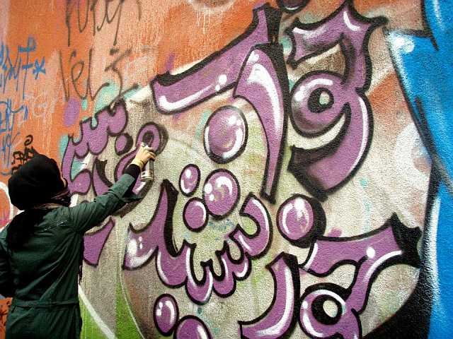 Σαμσιά Χασσανί: Νεαρή με μαντήλα η πρώτη γυναίκα που κάνει γκράφιτι στο Αφγανιστάν [εικόνες] | iefimerida.gr 1