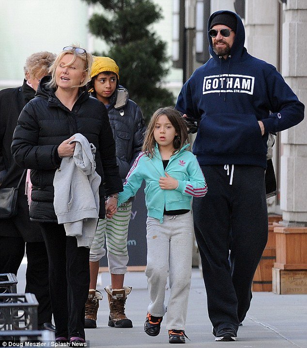 Χιου Τζάκμαν: Ετσι «την έπεσα» στην κατά 13 χρόνια μεγαλύτερη γυναίκα μου [εικόνες] | iefimerida.gr 4