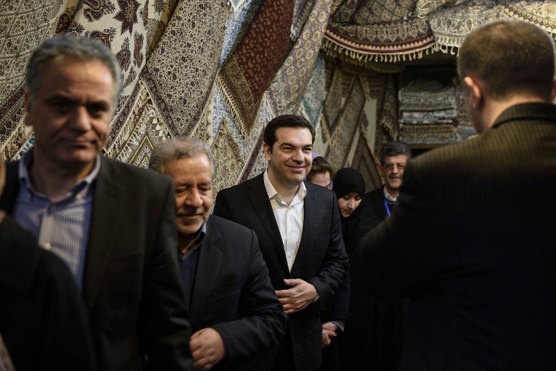 Το βλέμμα στα χαλιά -Οταν Τσίπρας και Μπαζιάνα ανακαλύπτουν τα χλιδάτα χαλιά της Περσίας [εικόνες] | iefimerida.gr 4