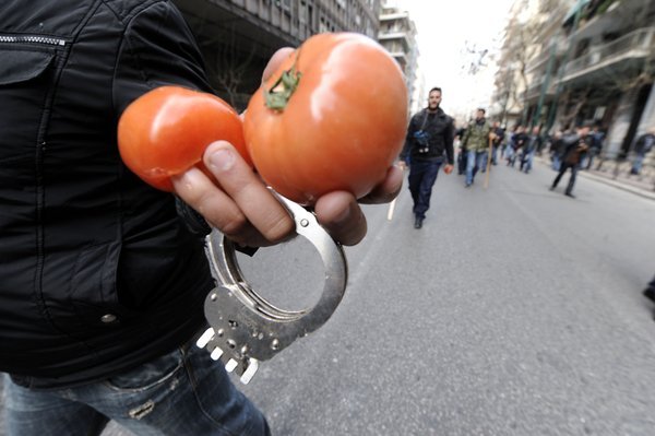 Εφαγαν ντομάτες, πέρασαν χειροπέδες σε αγρότες από την Κρήτη -Τέσσερις προσαγωγές [εικόνες] | iefimerida.gr 0