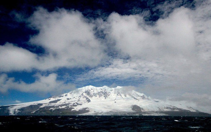 Σπάνιες εικόνες από έκρηξη ηφαιστείου στην Ανταρκτική -Εκεί που η λάβα και το χιόνι γίνονται ένα [εικόνες & βίντεο]  | iefimerida.gr 2