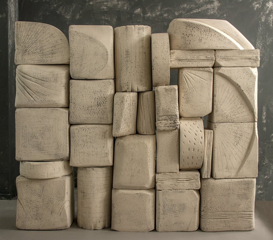 Μεγάλα γλυπτά από πηλό της Μαρίας Βλαντή, σαν παλιά αρχιτεκτονικά μέλη- Στην γκαλερί Μέδουσα [εικόνες] | iefimerida.gr 0