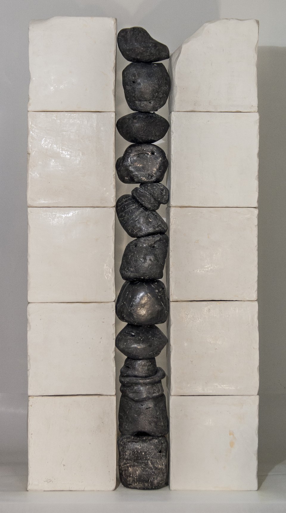 Μεγάλα γλυπτά από πηλό της Μαρίας Βλαντή, σαν παλιά αρχιτεκτονικά μέλη- Στην γκαλερί Μέδουσα [εικόνες] | iefimerida.gr 1