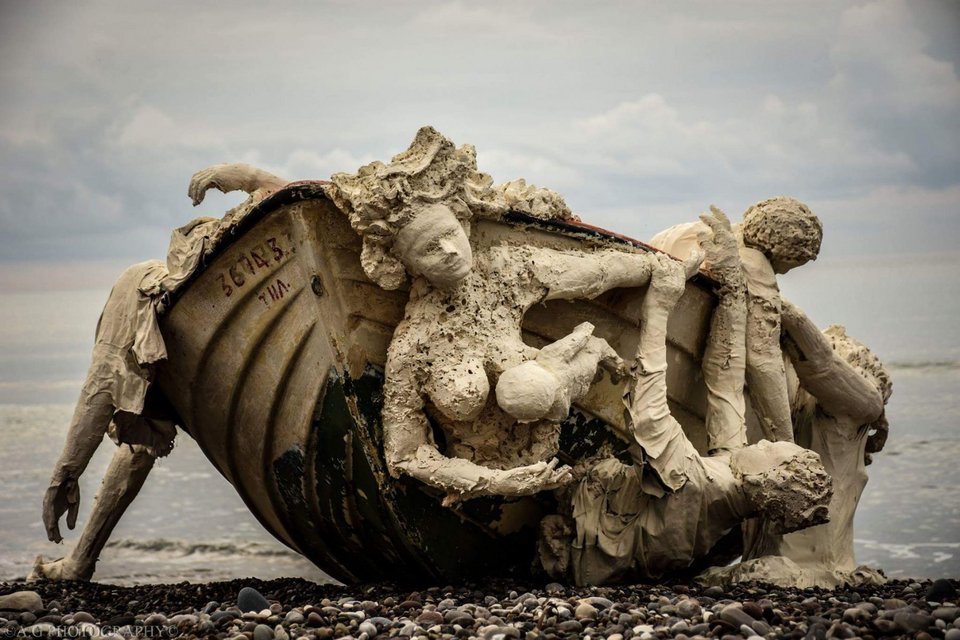 «Μετανάστες», τραγικά έργα τέχνης -Κύπριοι μαθητές τα εκθέτουν στο Λονδίνο [εικόνες] | iefimerida.gr 0