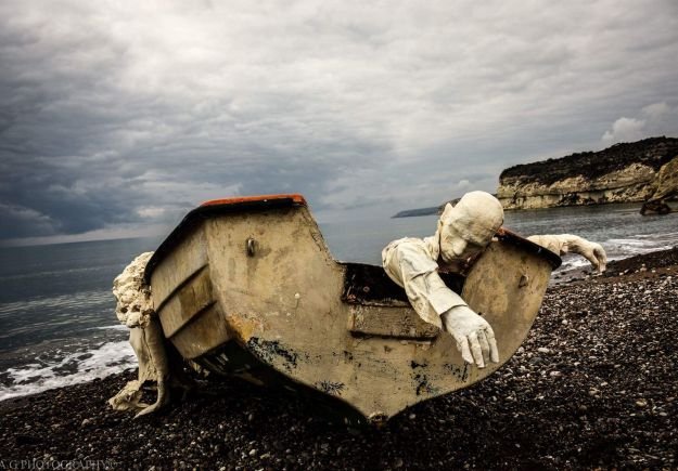 «Μετανάστες», τραγικά έργα τέχνης -Κύπριοι μαθητές τα εκθέτουν στο Λονδίνο [εικόνες] | iefimerida.gr 1