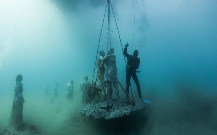 Μια βυθισμένη πολιτεία: Η λέμβος της Λαμπεντούζα με 13 γλυπτά προσφύγων στο βυθό της θάλασσας [εικόνες]  | iefimerida.gr 4