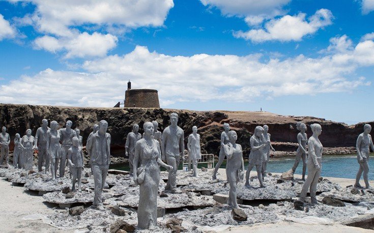 Μια βυθισμένη πολιτεία: Η λέμβος της Λαμπεντούζα με 13 γλυπτά προσφύγων στο βυθό της θάλασσας [εικόνες]  | iefimerida.gr 9