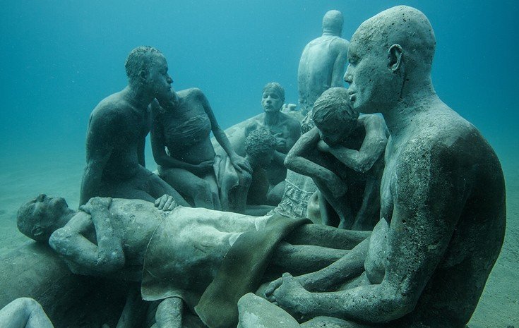 Μια βυθισμένη πολιτεία: Η λέμβος της Λαμπεντούζα με 13 γλυπτά προσφύγων στο βυθό της θάλασσας [εικόνες]  | iefimerida.gr 1