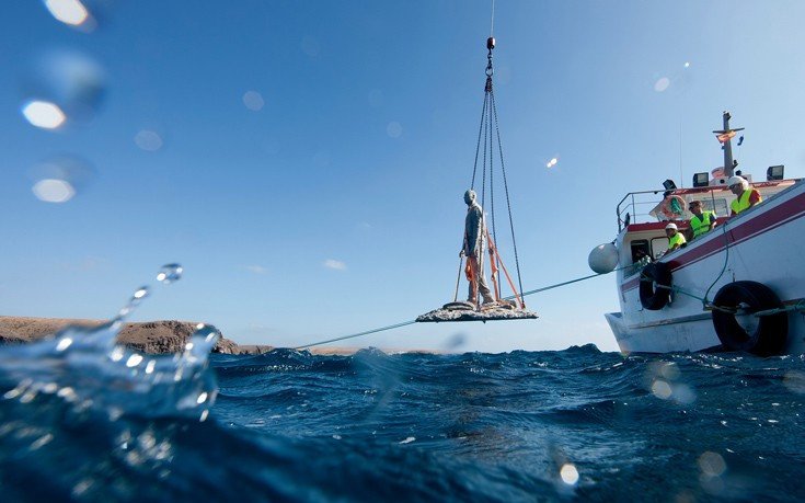 Μια βυθισμένη πολιτεία: Η λέμβος της Λαμπεντούζα με 13 γλυπτά προσφύγων στο βυθό της θάλασσας [εικόνες]  | iefimerida.gr 5