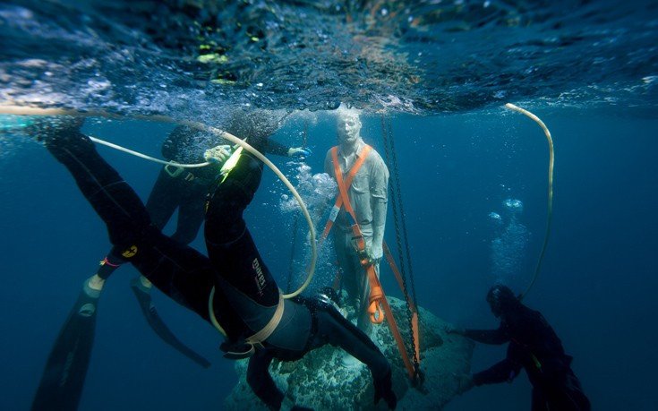 Μια βυθισμένη πολιτεία: Η λέμβος της Λαμπεντούζα με 13 γλυπτά προσφύγων στο βυθό της θάλασσας [εικόνες]  | iefimerida.gr 6