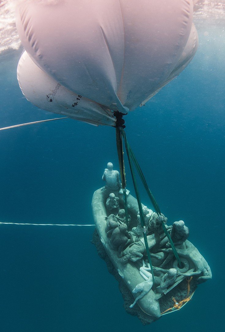 Μια βυθισμένη πολιτεία: Η λέμβος της Λαμπεντούζα με 13 γλυπτά προσφύγων στο βυθό της θάλασσας [εικόνες]  | iefimerida.gr 2