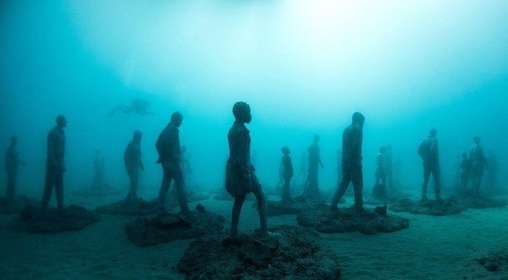 Μια βυθισμένη πολιτεία: Η λέμβος της Λαμπεντούζα με 13 γλυπτά προσφύγων στο βυθό της θάλασσας [εικόνες]  | iefimerida.gr 3