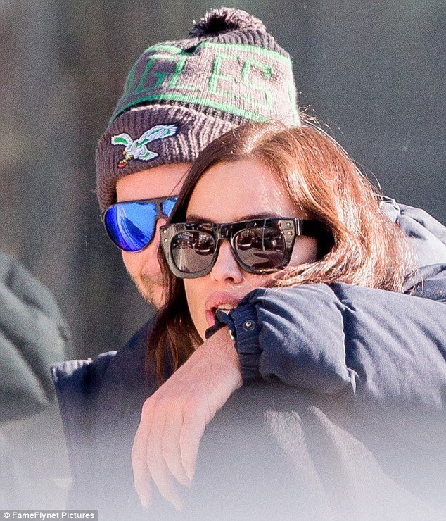 Δεν χωρίζουν ο Κούπερ και η Ιρίνα: Χεράκι-χεράκι στο Σέντραλ Πάρκ [εικόνες]  | iefimerida.gr 0