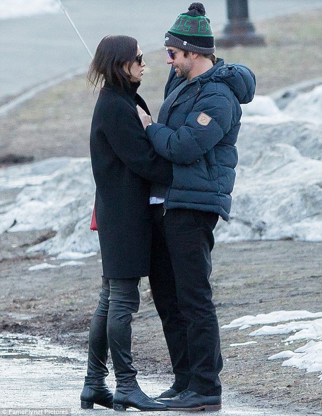 Δεν χωρίζουν ο Κούπερ και η Ιρίνα: Χεράκι-χεράκι στο Σέντραλ Πάρκ [εικόνες]  | iefimerida.gr 1