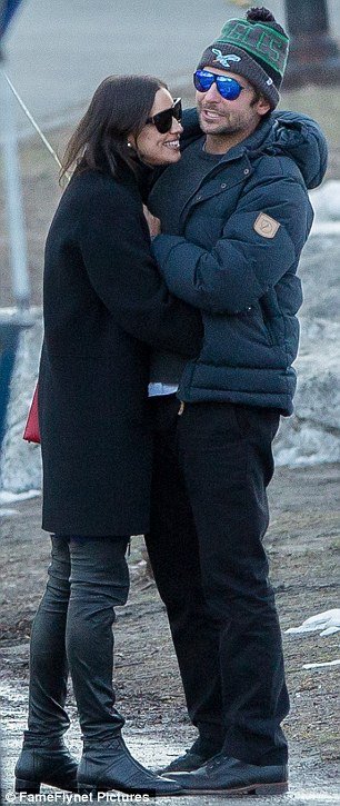 Δεν χωρίζουν ο Κούπερ και η Ιρίνα: Χεράκι-χεράκι στο Σέντραλ Πάρκ [εικόνες]  | iefimerida.gr 2