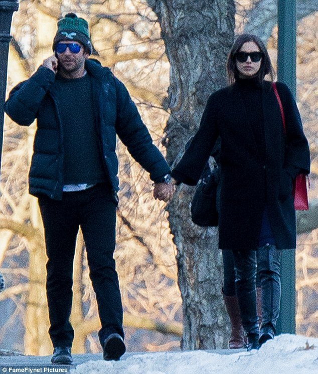 Δεν χωρίζουν ο Κούπερ και η Ιρίνα: Χεράκι-χεράκι στο Σέντραλ Πάρκ [εικόνες]  | iefimerida.gr 5