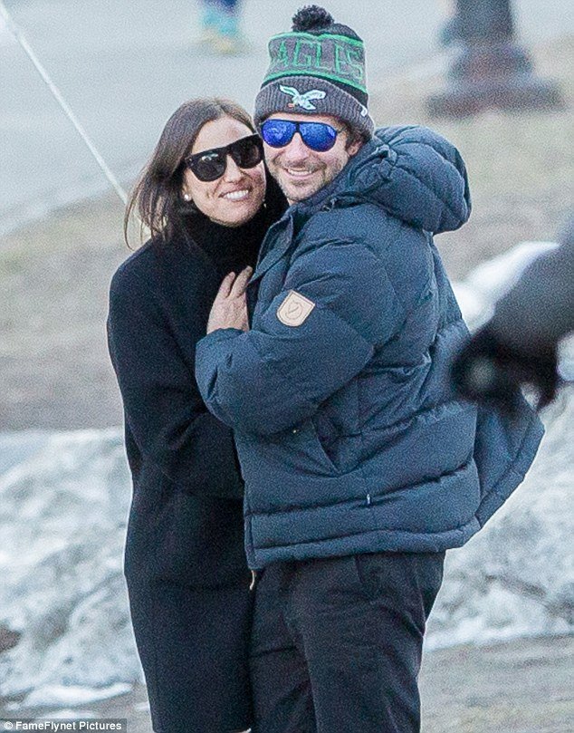 Δεν χωρίζουν ο Κούπερ και η Ιρίνα: Χεράκι-χεράκι στο Σέντραλ Πάρκ [εικόνες]  | iefimerida.gr 6