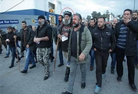 Αγκαλιά με τον Τσίπρα το 2015 -Στο αγροτικό συλλαλητήριο το 2016, τρώει χημικά [εικόνες] | iefimerida.gr 2