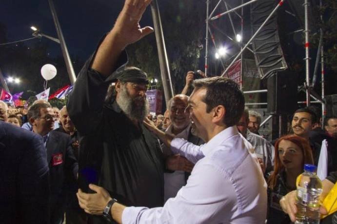 Αγκαλιά με τον Τσίπρα το 2015 -Στο αγροτικό συλλαλητήριο το 2016, τρώει χημικά [εικόνες] | iefimerida.gr 1