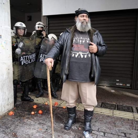 Αγκαλιά με τον Τσίπρα το 2015 -Στο αγροτικό συλλαλητήριο το 2016, τρώει χημικά [εικόνες] | iefimerida.gr 4