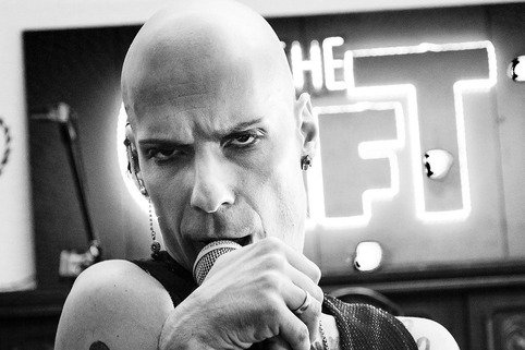 Ο σωσίας του Γιάνη Βαρουφάκη – Είναι ροκ τραγουδιστής από τη Σερβία [βίντεο] | iefimerida.gr 0