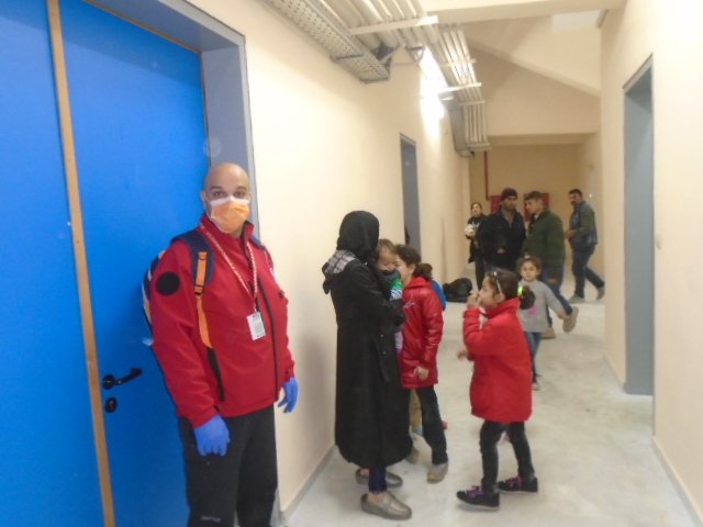 Συναγερμός στην Κοζάνη: 400 πρόσφυγες μεταφέρθηκαν στο κλειστό γυμναστήριο [εικόνες & βίντεο] | iefimerida.gr 1