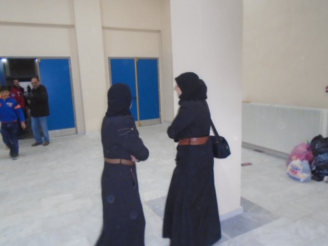 Συναγερμός στην Κοζάνη: 400 πρόσφυγες μεταφέρθηκαν στο κλειστό γυμναστήριο [εικόνες & βίντεο] | iefimerida.gr 2