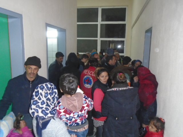 Συναγερμός στην Κοζάνη: 400 πρόσφυγες μεταφέρθηκαν στο κλειστό γυμναστήριο [εικόνες & βίντεο] | iefimerida.gr 5