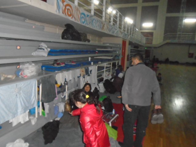 Συναγερμός στην Κοζάνη: 400 πρόσφυγες μεταφέρθηκαν στο κλειστό γυμναστήριο [εικόνες & βίντεο] | iefimerida.gr 6