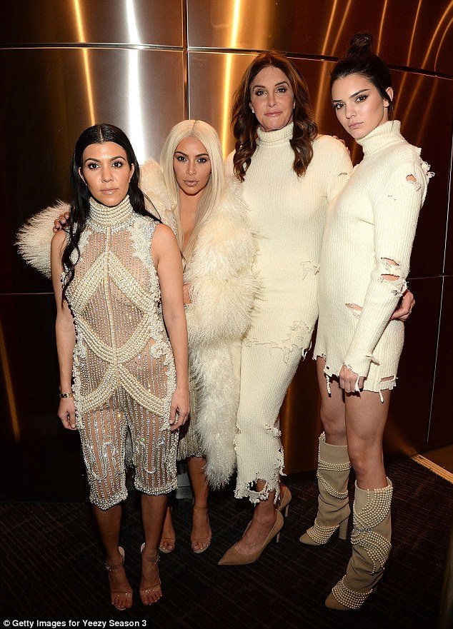 Οικογένεια Καρντάσιαν: Πατέρας και κόρη με το ίδιο φόρεμα [εικόνες]  | iefimerida.gr 2