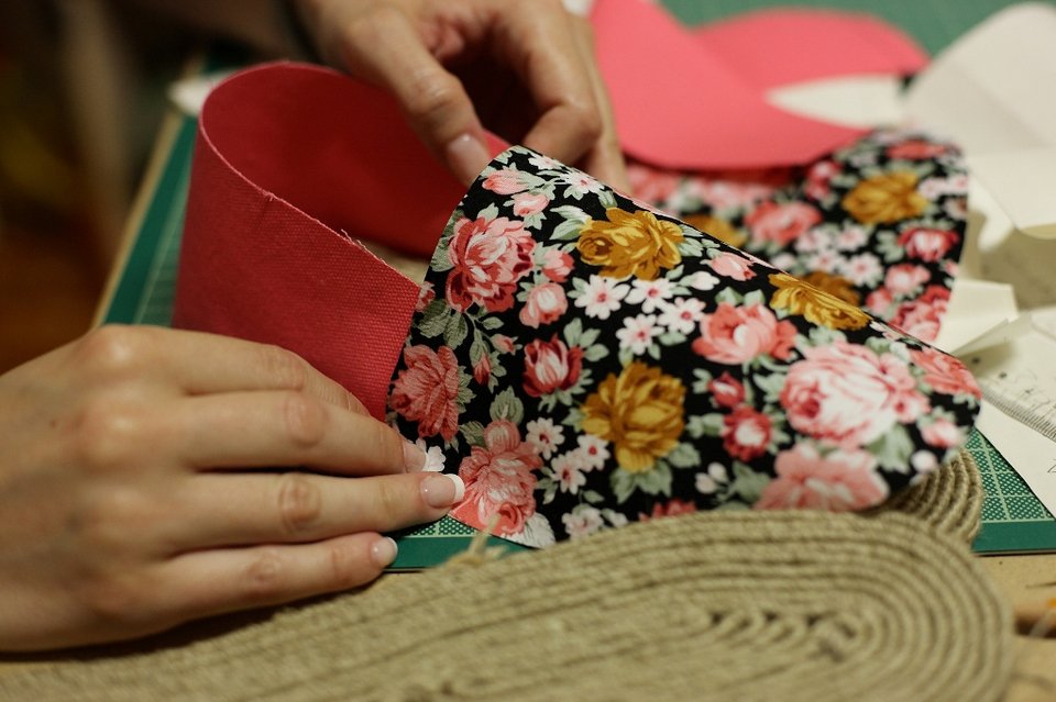 Εξάρχεια: Ενα εργαστήρι σου μαθαίνει να κάνεις βιβλία, τσάντες, εσπαντρίγιες [εικόνες] | iefimerida.gr 8