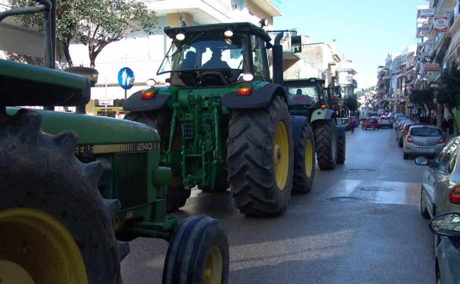 Αγρότες έριξαν αβγά και ντομάτες στο γραφείο βουλευτή του ΣΥΡΙΖΑ στην Ηγουμενίτσα [εικόνες] | iefimerida.gr 0