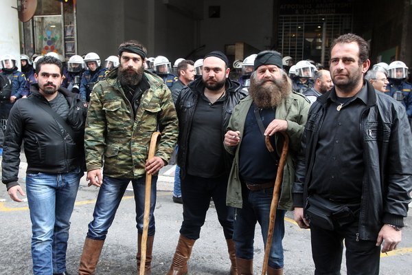 Κατσούνα, σαρίκι και στιβάνια -Τα αξεσουάρ των αγροτών της Κρήτης [εικόνες] | iefimerida.gr 1