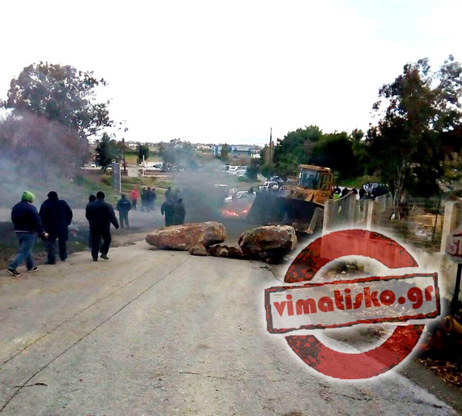 «Βράζει» η Κως -Φωτιές έξω από το στρατόπεδο όπου ετοιμάζεται το hotspot -Κλείνουν με βράχους τον δρόμο [εικόνες] | iefimerida.gr 9