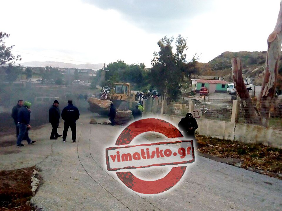 «Βράζει» η Κως -Φωτιές έξω από το στρατόπεδο όπου ετοιμάζεται το hotspot -Κλείνουν με βράχους τον δρόμο [εικόνες] | iefimerida.gr 10