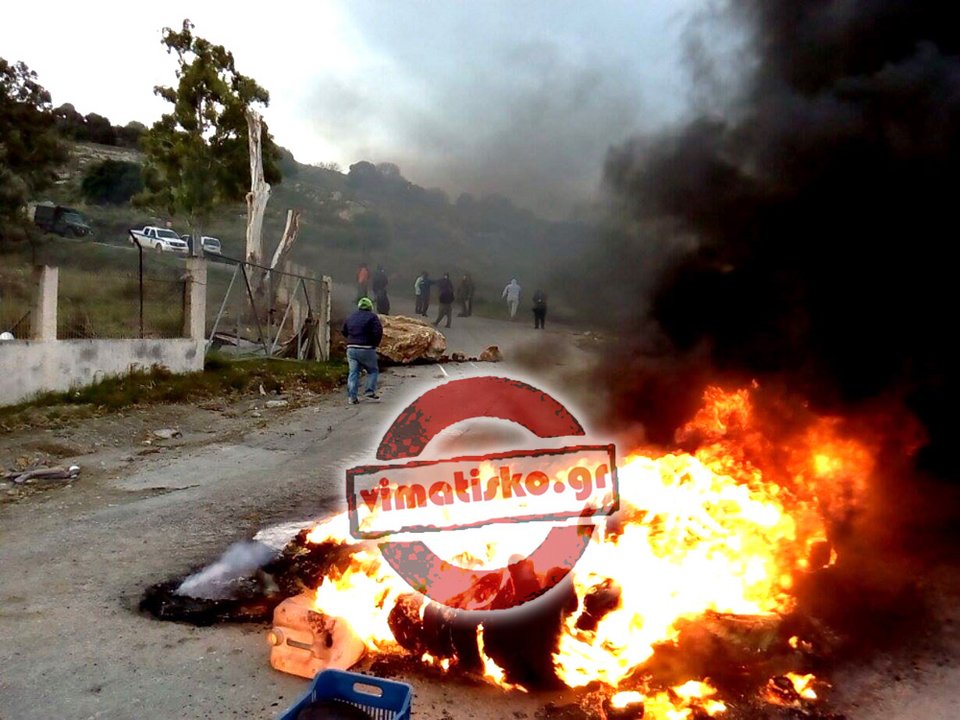 «Βράζει» η Κως -Φωτιές έξω από το στρατόπεδο όπου ετοιμάζεται το hotspot -Κλείνουν με βράχους τον δρόμο [εικόνες] | iefimerida.gr 11