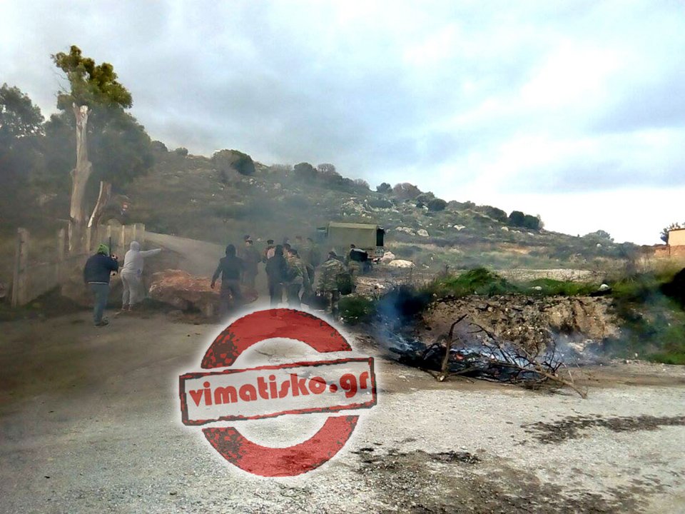 «Βράζει» η Κως -Φωτιές έξω από το στρατόπεδο όπου ετοιμάζεται το hotspot -Κλείνουν με βράχους τον δρόμο [εικόνες] | iefimerida.gr 12