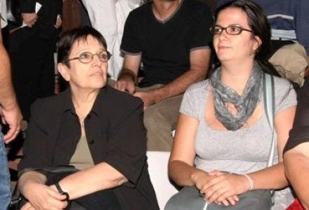 Η Αλέκα Παπαρήγα με το εγγόνι της στη διαδήλωση έλιωσε το ίντερνετ [εικόνες] | iefimerida.gr 3