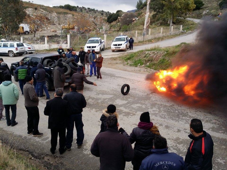 «Βράζει» η Κως -Φωτιές έξω από το στρατόπεδο όπου ετοιμάζεται το hotspot -Κλείνουν με βράχους τον δρόμο [εικόνες] | iefimerida.gr 3