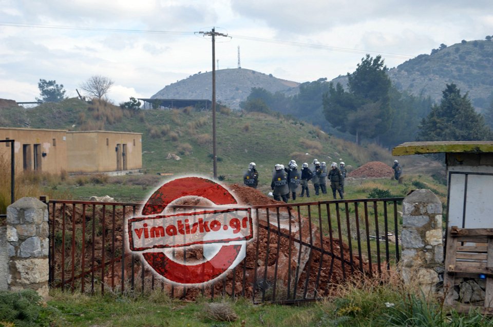 «Βράζει» η Κως -Φωτιές έξω από το στρατόπεδο όπου ετοιμάζεται το hotspot -Κλείνουν με βράχους τον δρόμο [εικόνες] | iefimerida.gr 1