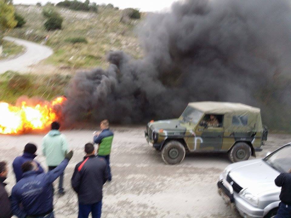 «Βράζει» η Κως -Φωτιές έξω από το στρατόπεδο όπου ετοιμάζεται το hotspot -Κλείνουν με βράχους τον δρόμο [εικόνες] | iefimerida.gr 4